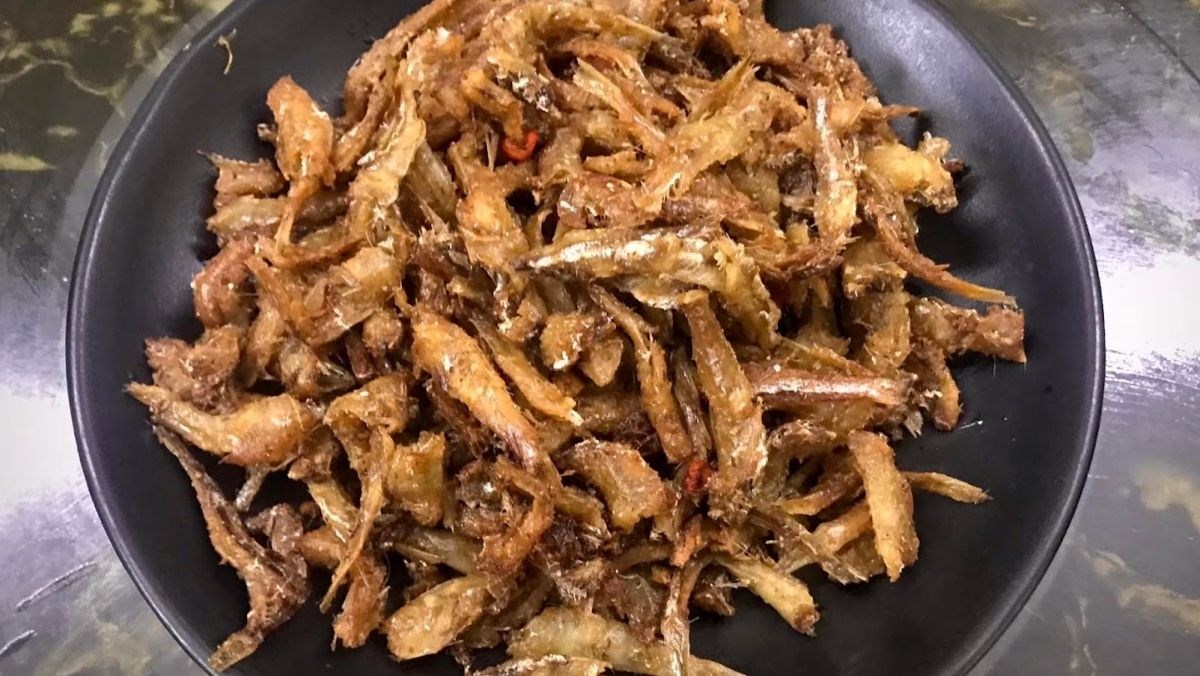 Cá cơm rút xương chiên giòn: Món ăn vặt hấp dẫn cho cả gia đình